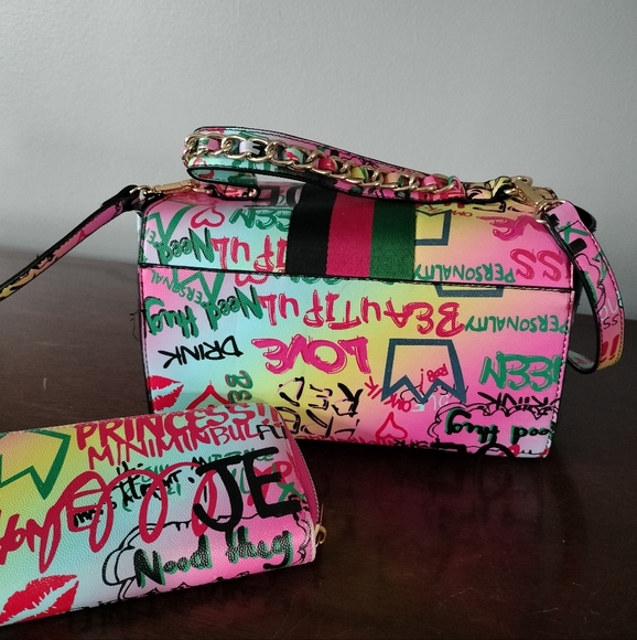 A colorful handbag with matching wallet - Picture 4 of 5